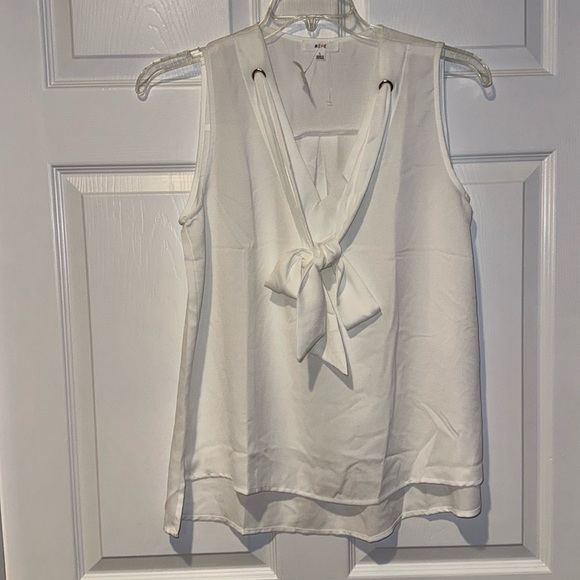 New w/ Tags Women’s White Sleeveless V Neck with Tie Blouse- Large - Picture 1 of 6